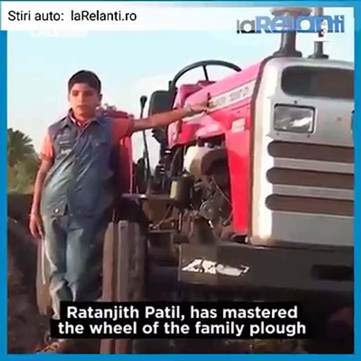 Uimitor ce poate face acest micut de 10 ani, cu acest tractor...  lare