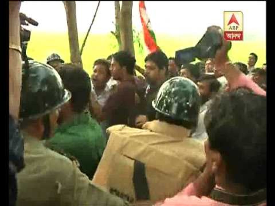 Police prevents Congress leaders including Adhir Choudhury at Makhra