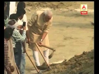 Modi promoting swatcha bharat mission in Varanasi