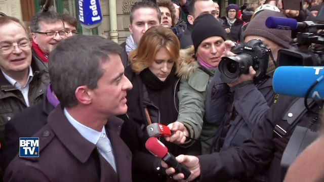 Manuel Valls enfariné: Ce sont les joies de la campagne , plaisante-t-il