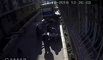 İstanbul'da sopalı bıçaklı asansör kavgası kamerada