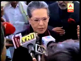 Congress rallies behind Manmohan, Sonia leads solidarity march