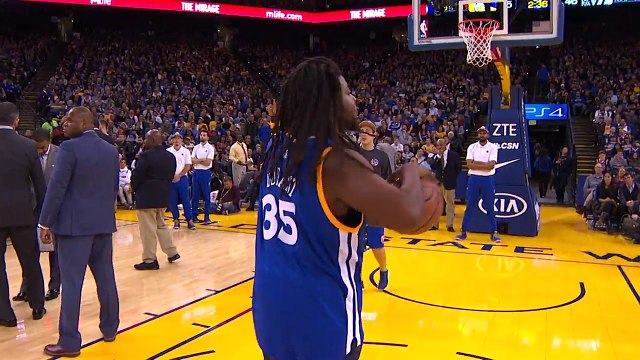Un fan des Warriors met un panier du milieu du terrain et gagne 5000 dollars