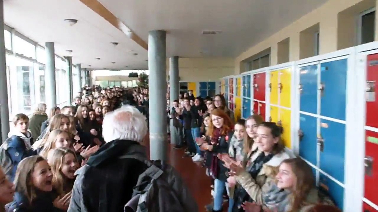 700 collégiens acclament un professeur pour son départ à la retraite