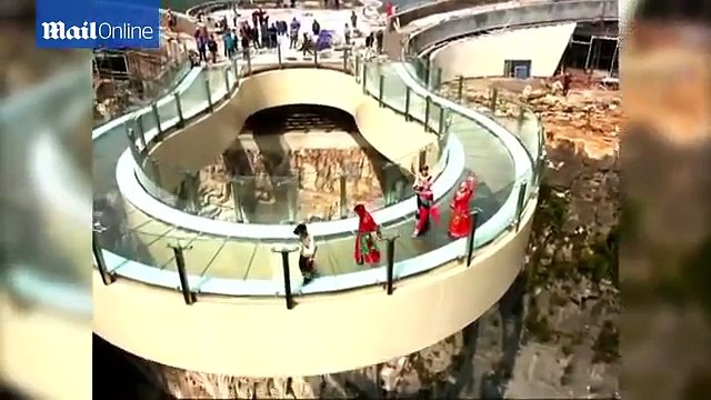 Are o lungime de 430 metri: Cel mai mare si mai inalt pod de sticla din lume!