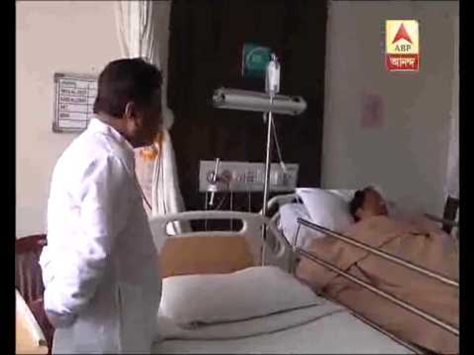 Mukul Roy meets injured ABP Ananda correspondent Swapan Neogi in hospital