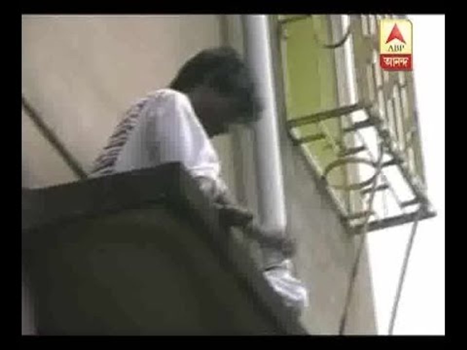 fire brigade and police  fail to arrest thieve, then local people catch him