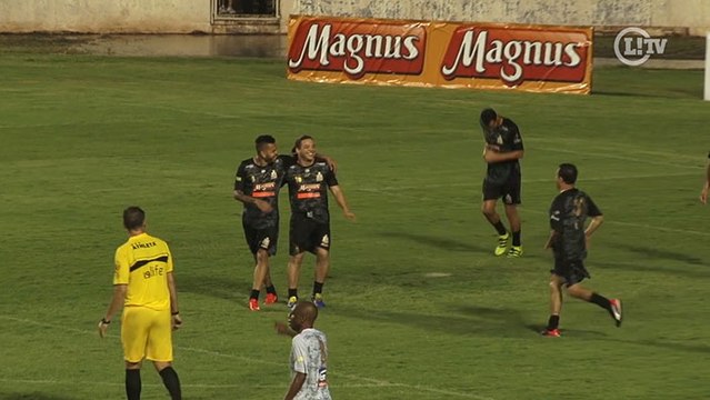 Wesley Safadão faz golaço e vence equipe de Falcão em amistoso