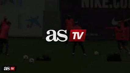 Aleix Vidal nutmegs Denis Suárez, much to Jordi Alba's delight