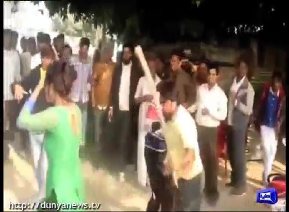 India: Boy badly beaten a Girl in Public When She Resisted Harassment