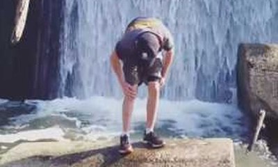 Un jeune homme tente un saut et tombe dans l'eau !