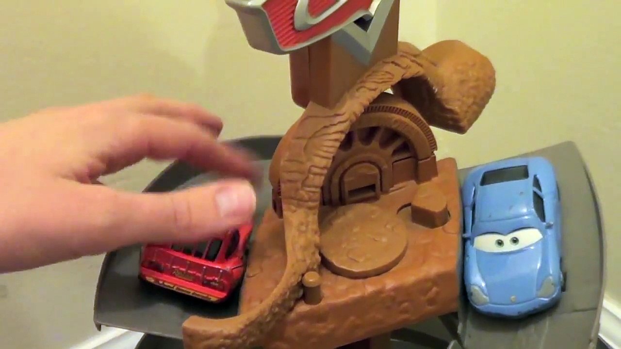 Disney Cars Wheel Well Motel Race Off Ridge Track Pixar Cars Race Spiral Track Play Set
