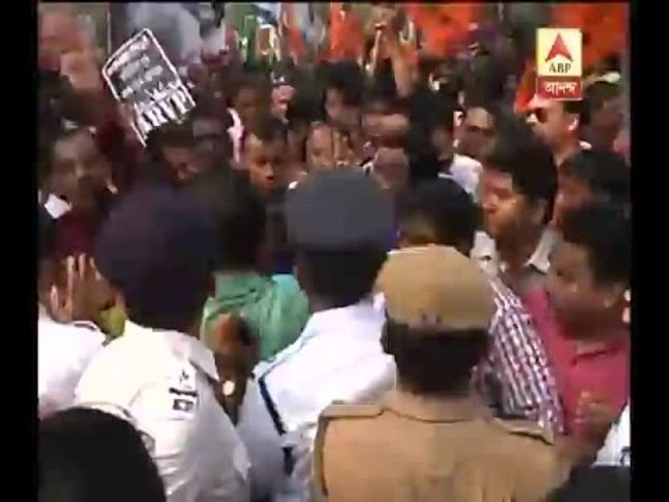 ABVP supporters rally from Golpark to JU campus brings the South Kolkata traffic to halt