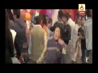 Anupam sings theme song of Shahrukh's film Fan in Bengali