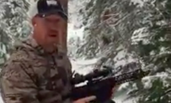 Un homme coupe son sapin de Noël à l'aide d'un fusil-mitrailleur !