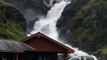 Une route bordée par plusieurs chutes d'eau en norvège - Låtefossen, Odda