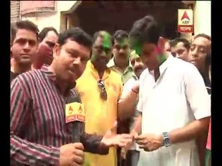 Laxmiratan Shukla campaigning and playing holi with residents of his area
