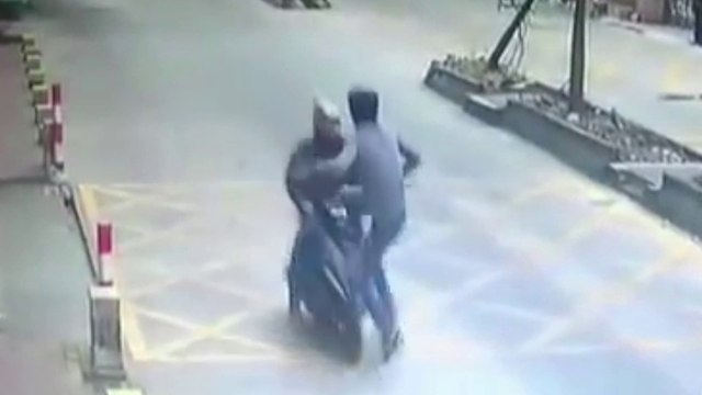 El último Bruce Lee: ¡Patada voladora a motorista ladrón!