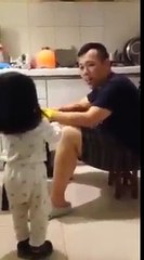 Minik kız babasına su getiriyor.. Ama nereden