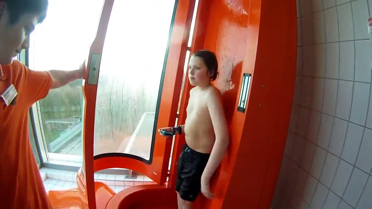 Super-Loop - Un toboggan aquatique vertical vertigineux !