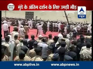 Huge crowds in Parli as Mude's remains are brought in