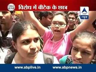 After DU scraps FYUP, B.Tech students stage protest