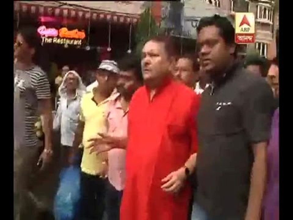 Madan Mitra offers prayer at temple