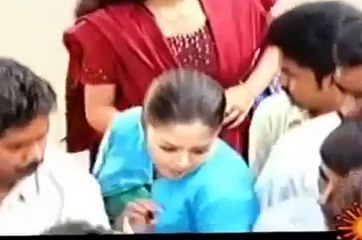 bollywood actree hard push in public - Video Dailymotion