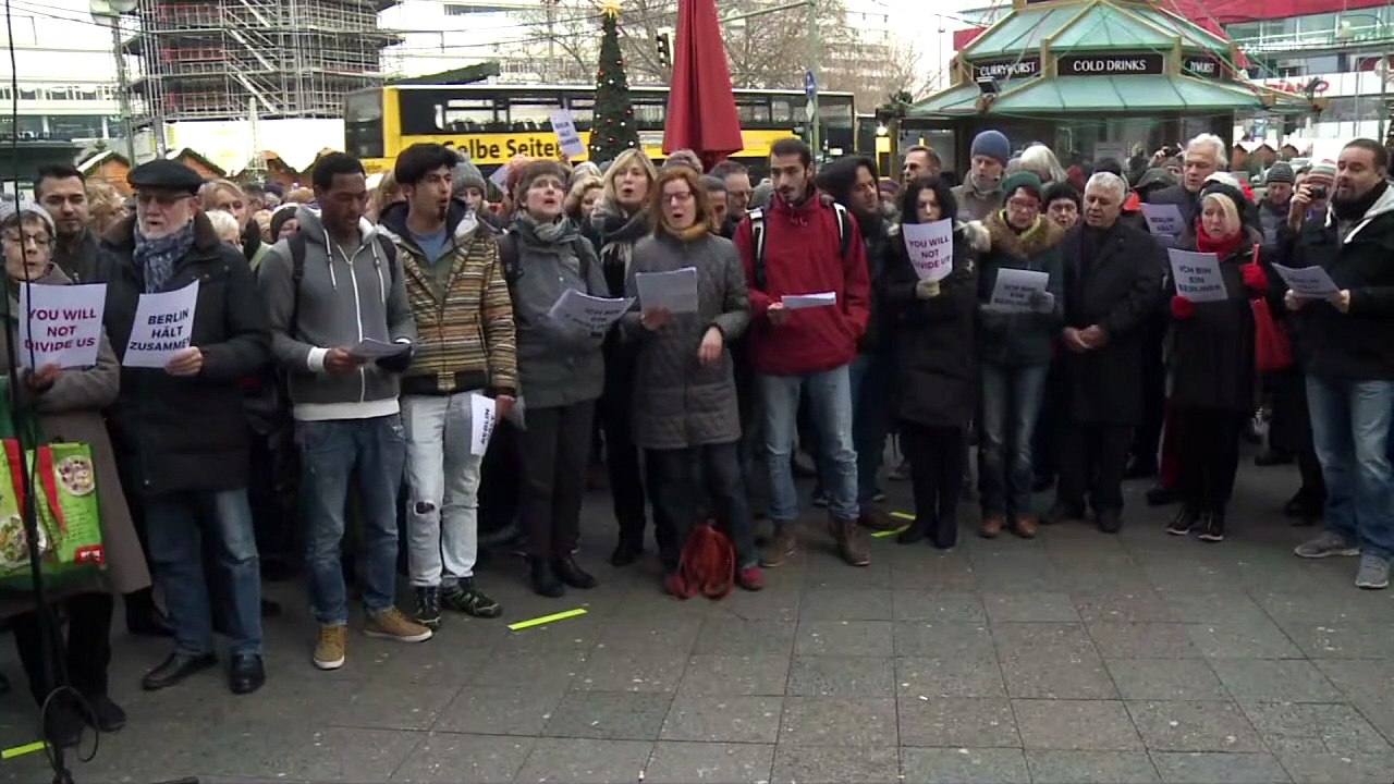 Flüchtlinge und Berliner singen gegen den Hass