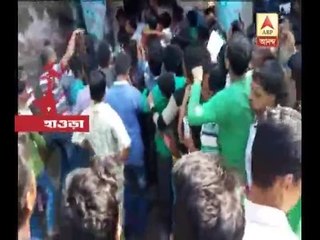 Video herunterladen: Demonetisation Effect: Scuffle outside the bank at Liluah