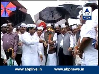 Congress lights campaign flame in Mumbai l Rebellious Rane shares stage with Chavan