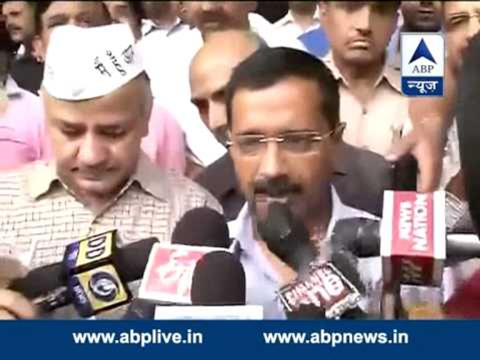 Kejriwal meets Delhi Police Chief, submits CD of sting operation on BJP leader