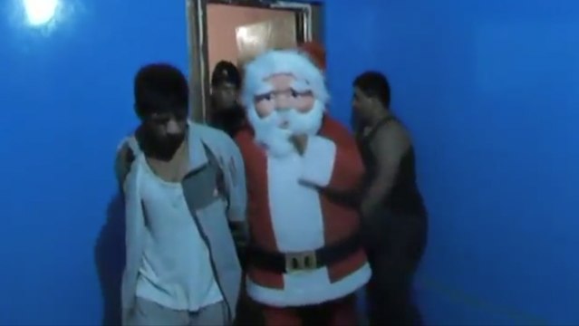 Un père Noël arrête des trafiquants au Pérou