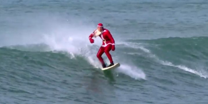 Un père Noël surfe sur la côte atlantique
