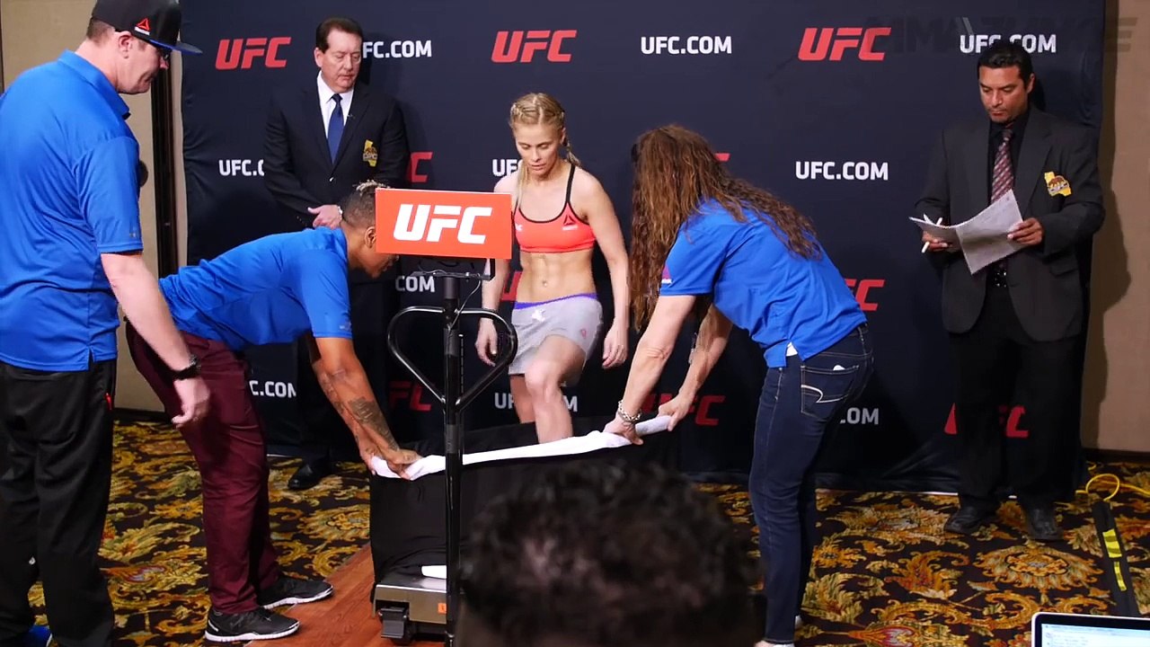 Une combattante MMA doit se dévêtir pour la pesée