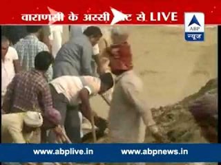 Modi picks up spade, initiates cleanliness drive on Ganga ghat