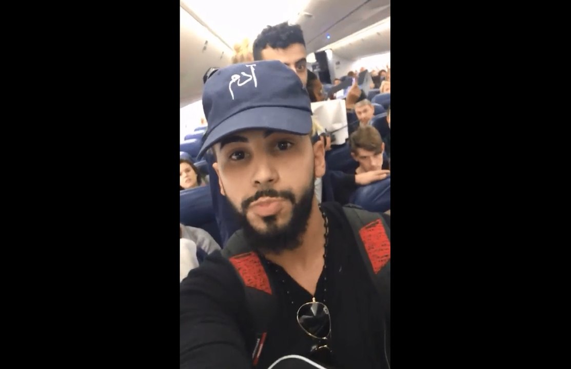 Une famille expulsée d'un avion juste parce qu'ils parlaient en Arabe.