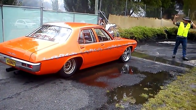 Une voiture de Rally prend feu lors d'une démonstration