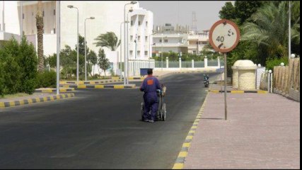 ” كرة قدم ” تخدع عامل نظافة مصري و تقتل طفله