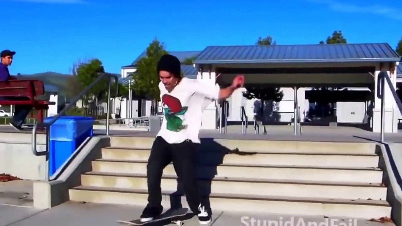 ESSAYEZ DE NE PAS RIRE 12 ! - Vidéo Drôle de Chute & Marrante (le Vendredi des Vrais!)