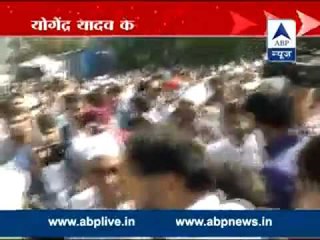 AAP workers shout slogans against Yogendra Yadav at the meet