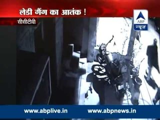 Скачать видео: Sansani: Lady gang caught in CCTV  in Delhi