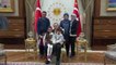 Erdogan recibe en Turquía a la "niña tuitera" tras ser evacuada de Alepo
