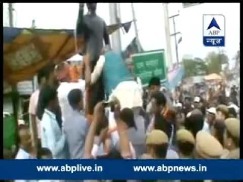 RJD 'purifies' Lohia's idol after Manjhi touched it