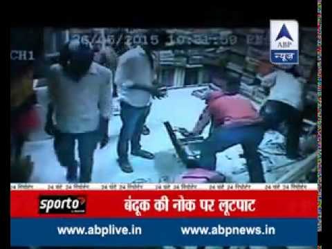 CCTV camera captures 5 men looting a saree shop on gunpoint in Delhi