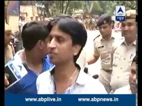 Kumar Vishwas along with AAP workers protest outside Vasant Vihar police station for Tomar