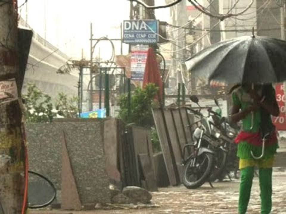 Dust storm accompanied by rain hits Delhi