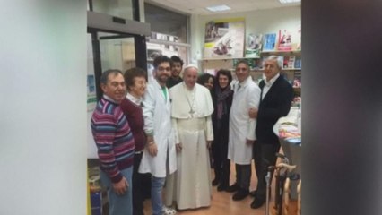 Der Papst geht in eine Apotheke in Rom... um Schuhe zu kaufen!