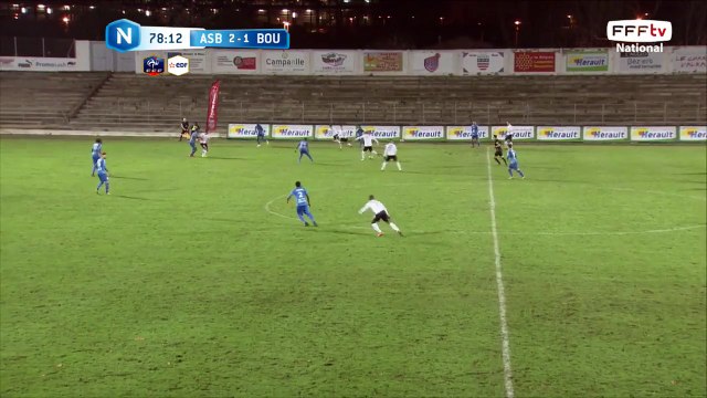 Frappe incroyable qui s'écrase sur le poteau