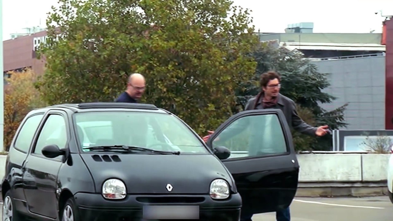 Le vendeur de voiture (CAMERA CACHEE) - Le fou du détail - CARIZY.com